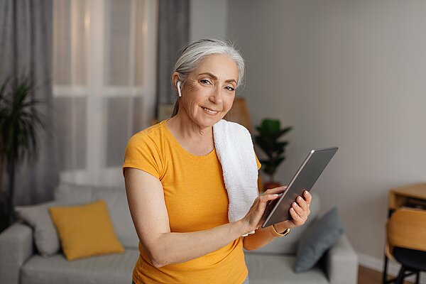 trainierende Patientin mit Tablet in der Hand